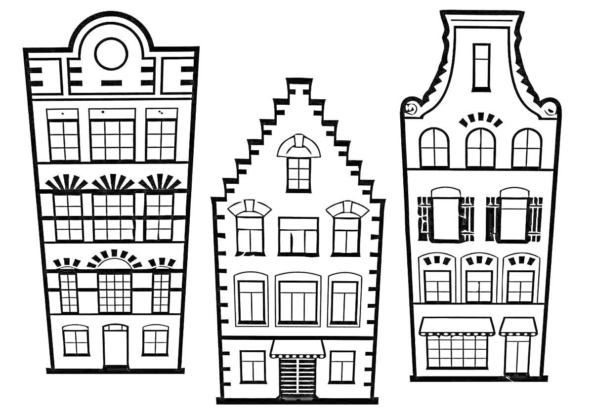 Раскраска Три многоэтажных дома с различными фасадами и окнами, первый дом с двумя дверьми и арками, второй дом с лестницей и треугольным верхом, третий дом с окнами и дверьми с навесами.