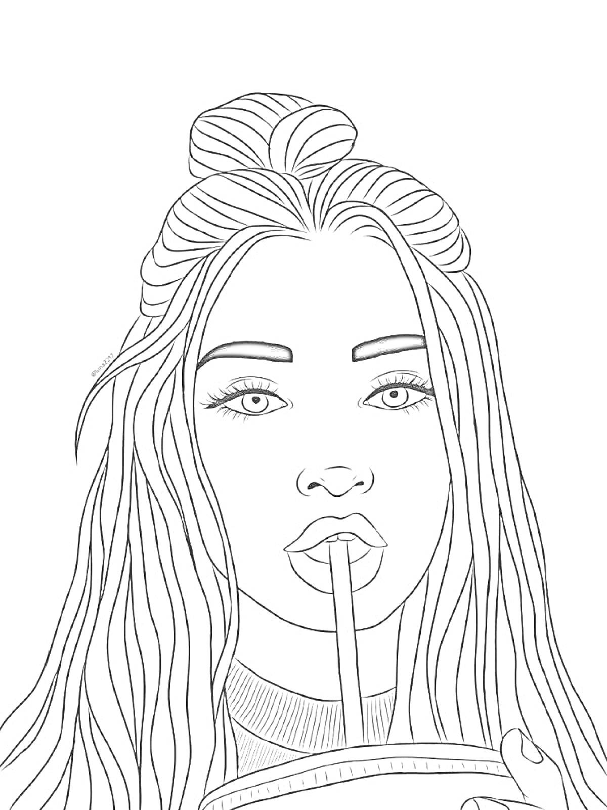  Девушка с длинными волосами, пьющая напиток из стаканчика с соломинкой