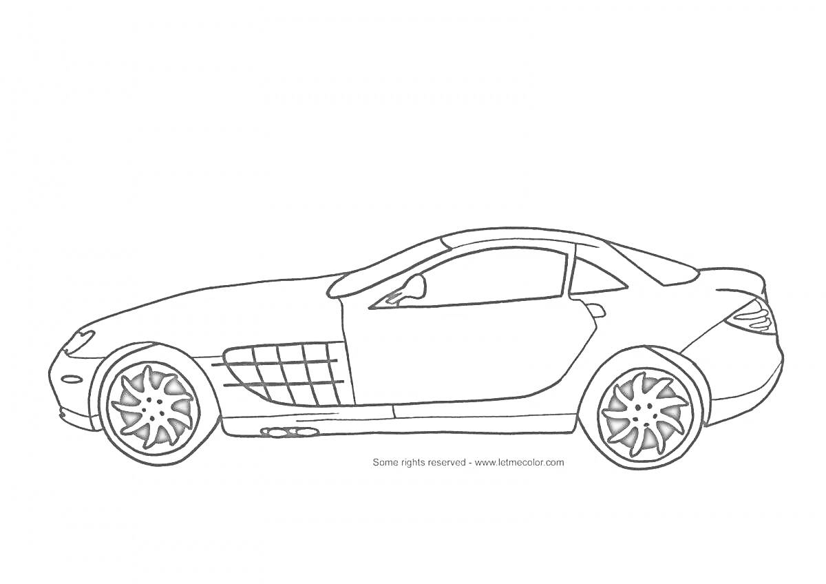 Раскраска Раскраска гоночной машины Мерседес с боковым видом, демонстрирующая детали дверцы, колес, передней и задней части автомобиля