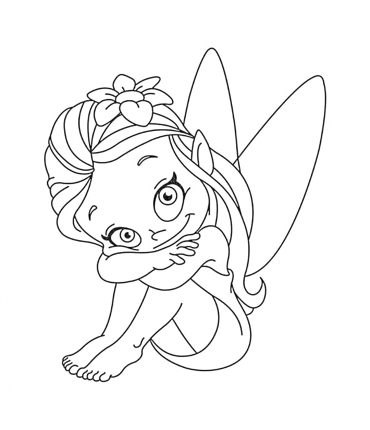 Раскраска Маленькая фея сидит с прижатыми к коленям руками, волосы с цветком, крылья