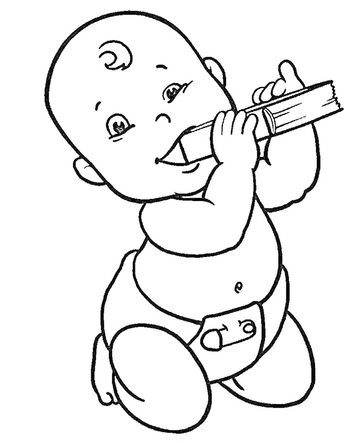 Малыш в подгузнике с курчавыми волосами играет с зубной щеткой