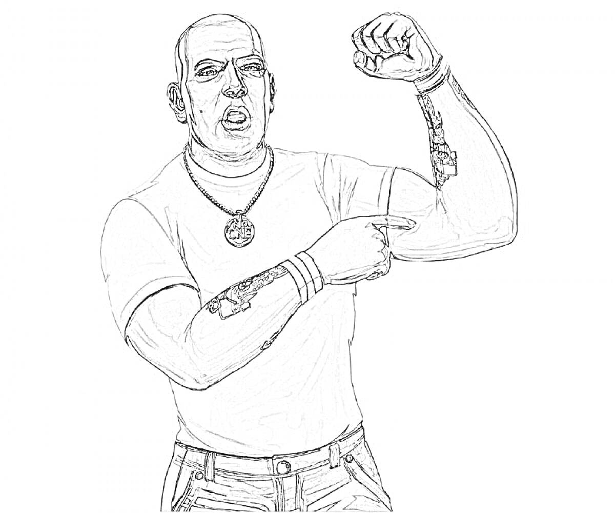 Мужчина с поднятой рукой, демонстрирующий мускулы и указывающий на свою руку, в футболке с коротким рукавом и кулоном на шее, с татуировками на обеих руках
