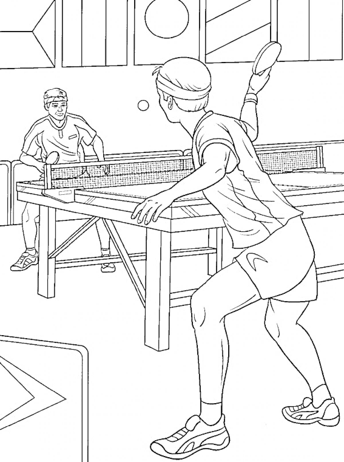 Двое игроков в настольный теннис в спортивном зале, ракетки, мячик, теннисный стол, фигурные узоры на стене.