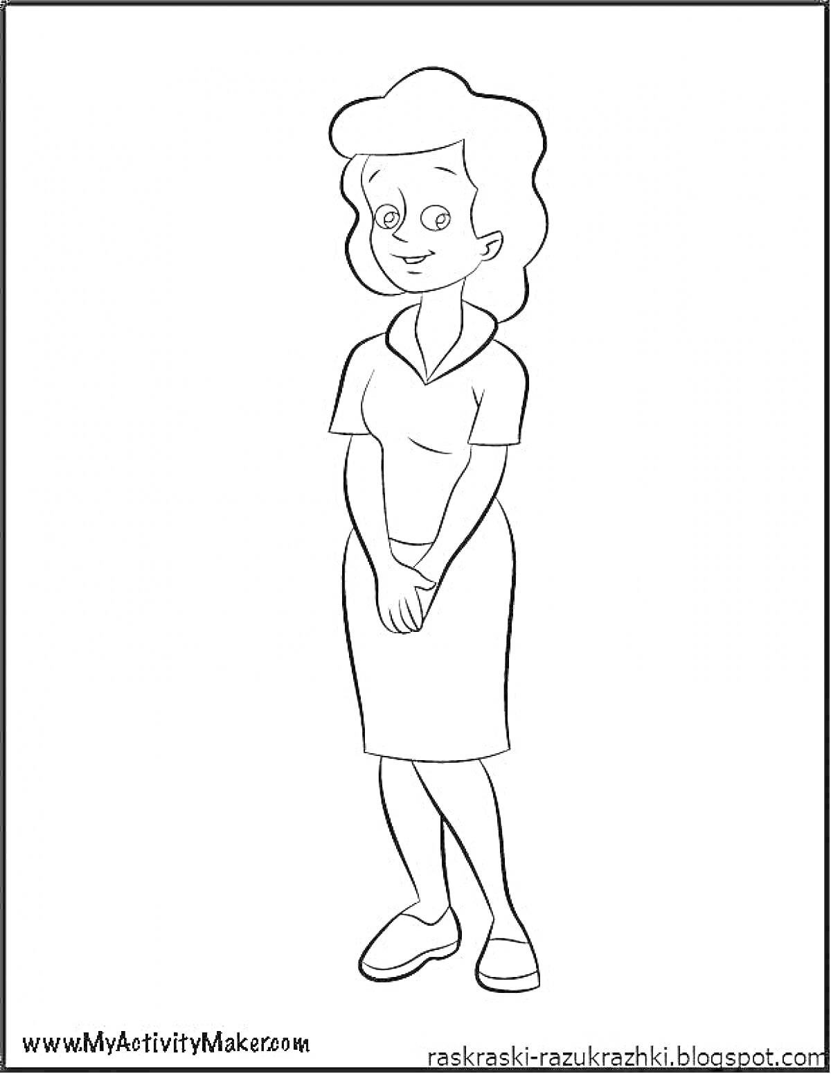 Женщина с короткими волосами в платье со сложенными руками