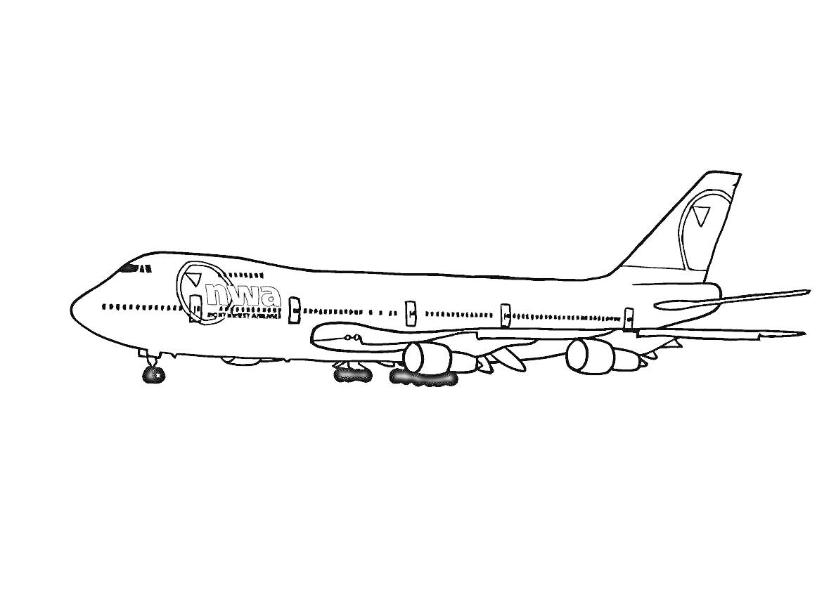 Пассажирский самолет с логотипом на фюзеляже
