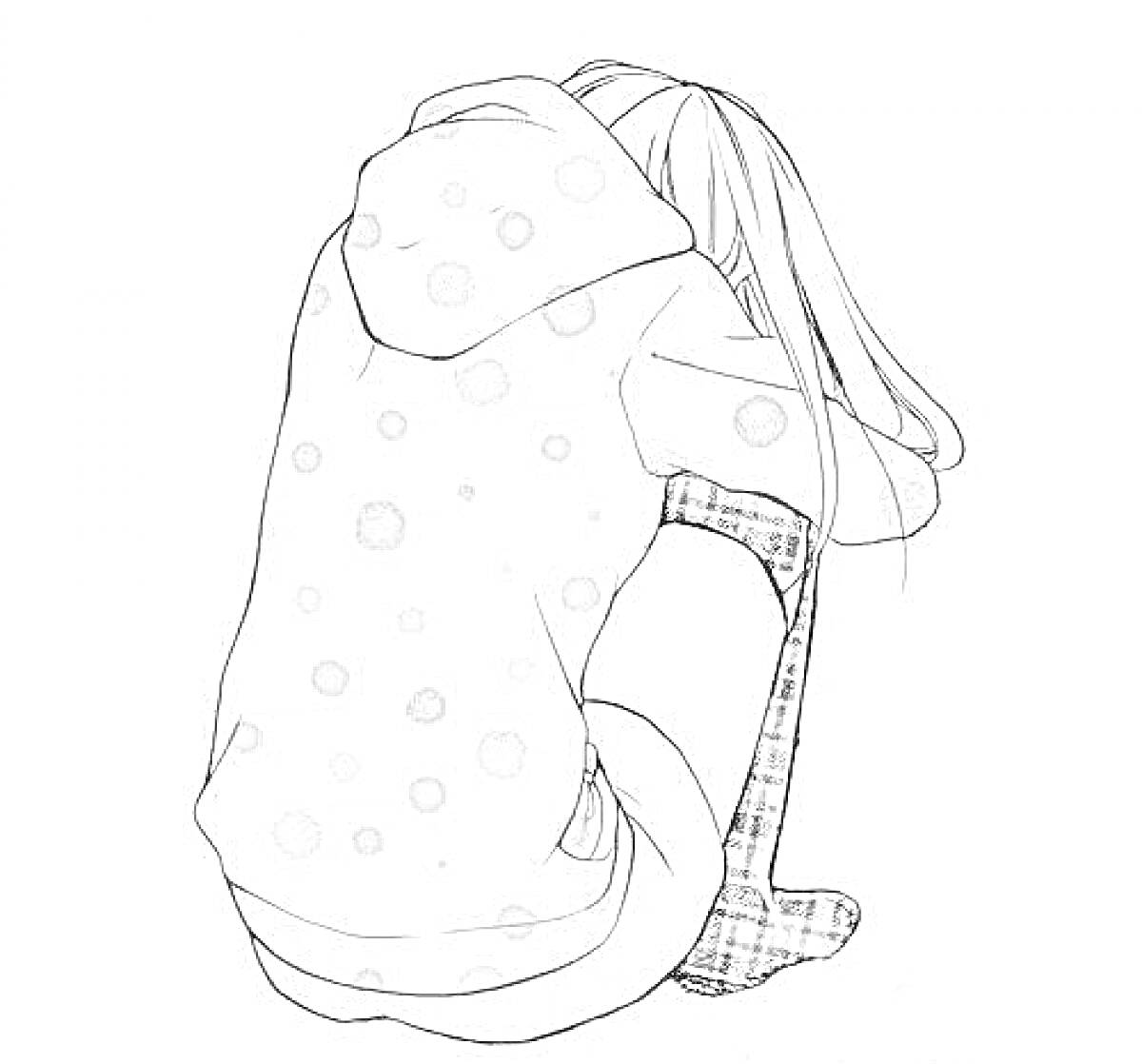 Раскраска Человек в кигуруми с капюшоном и пятнами, сидящий с согнутыми коленями и длинными волосами