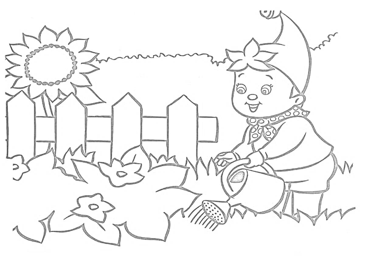 Мальчик в костюме гнома поливает цветы в саду со забором и подсолнухом