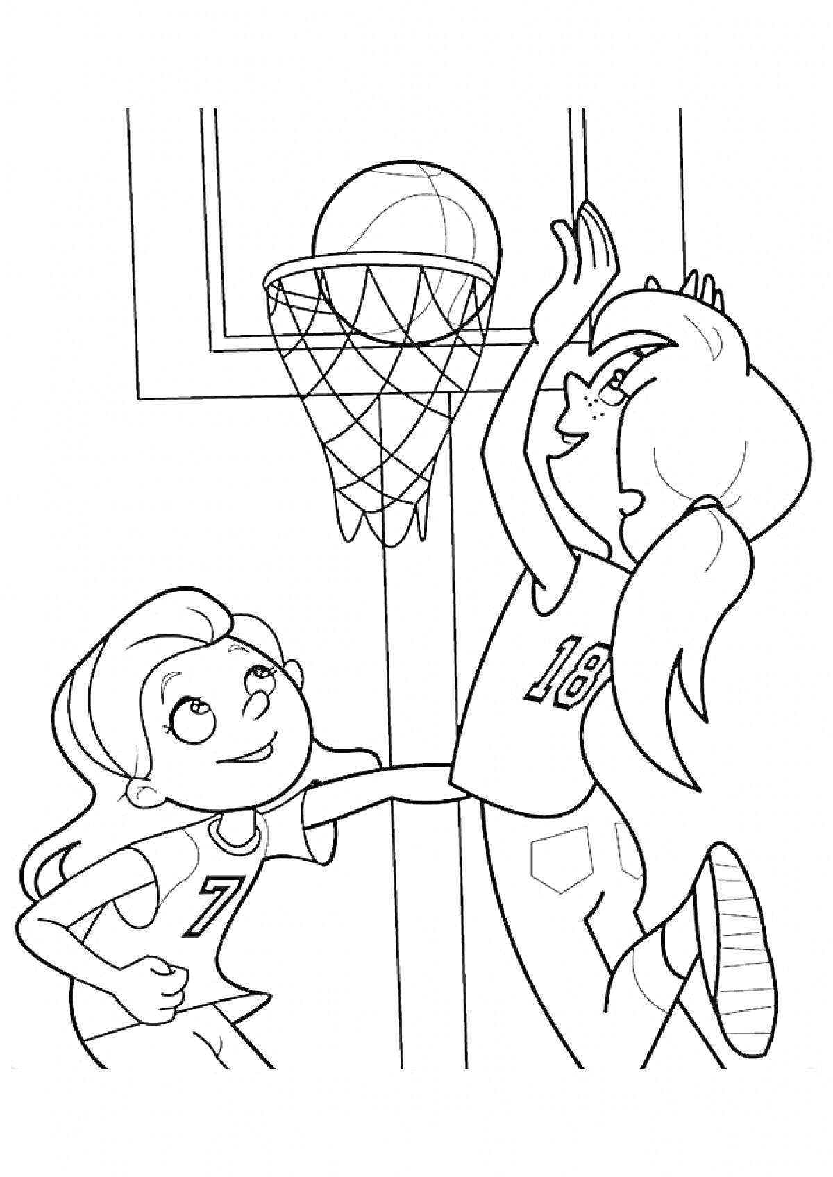 Девочки играют в баскетбол, мяч у кольца