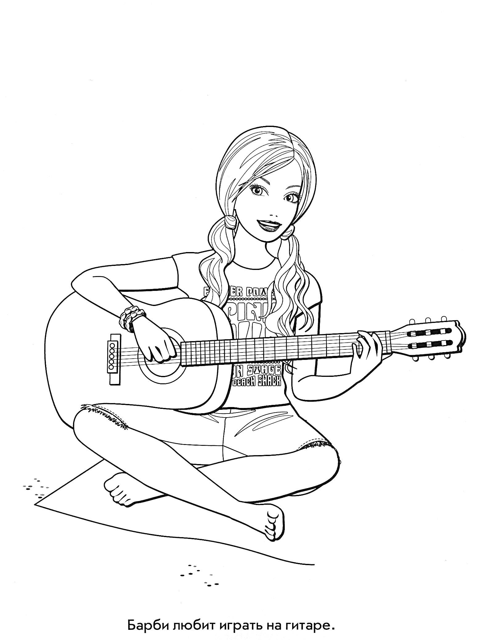 Девочка с гитарой, сидящая на полу в футболке и шортах