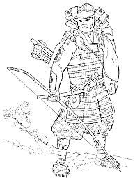 Самурай с луком и стрелами в доспехах на фоне природы