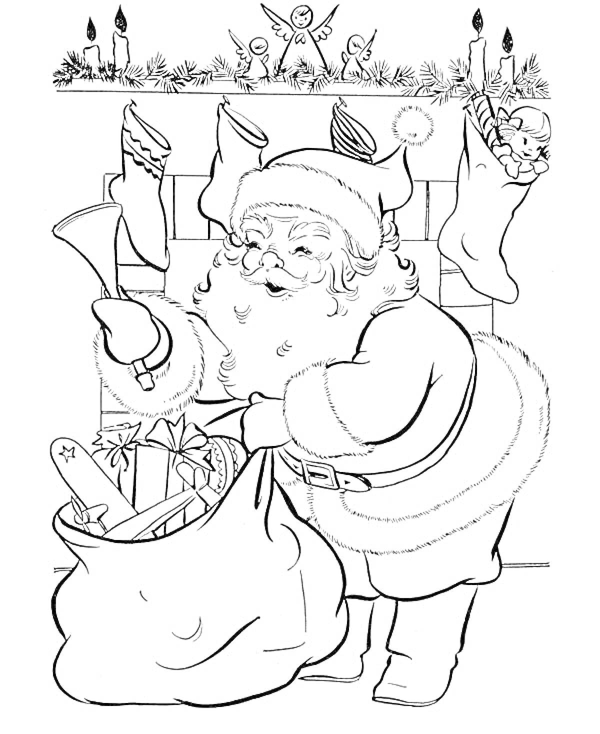 Санта Клаус у камина с мешком подарков, носки с подарками и свечи на каминной полке