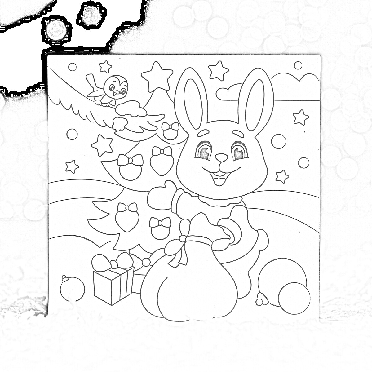 На раскраске изображено: Новогодняя елка, Звезды, Ёлочные игрушки, Подарки, Снег, Зимняя сцена, Ветка