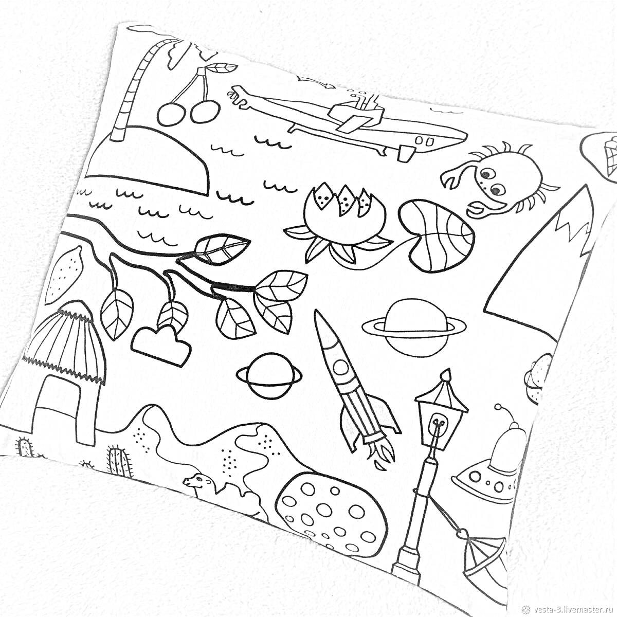 Раскраска Наволочка с самолетом, пальмой, черепахой, ракетой, луной, Марсом, фонарем, деревом, листьями, планетами, вулканом, причудливыми существами и другими декоративными элементами
