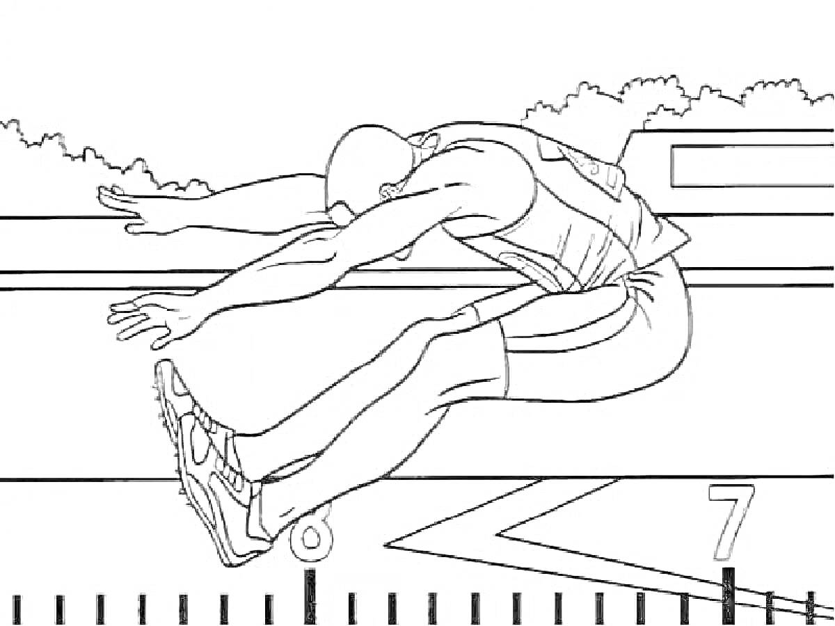 Прыжок в длину на стадионе с деревьями и трибунами. Мужчина в спортивной форме с номером, выполняющий прыжок с прогнутыми ногами и руками вперед.
