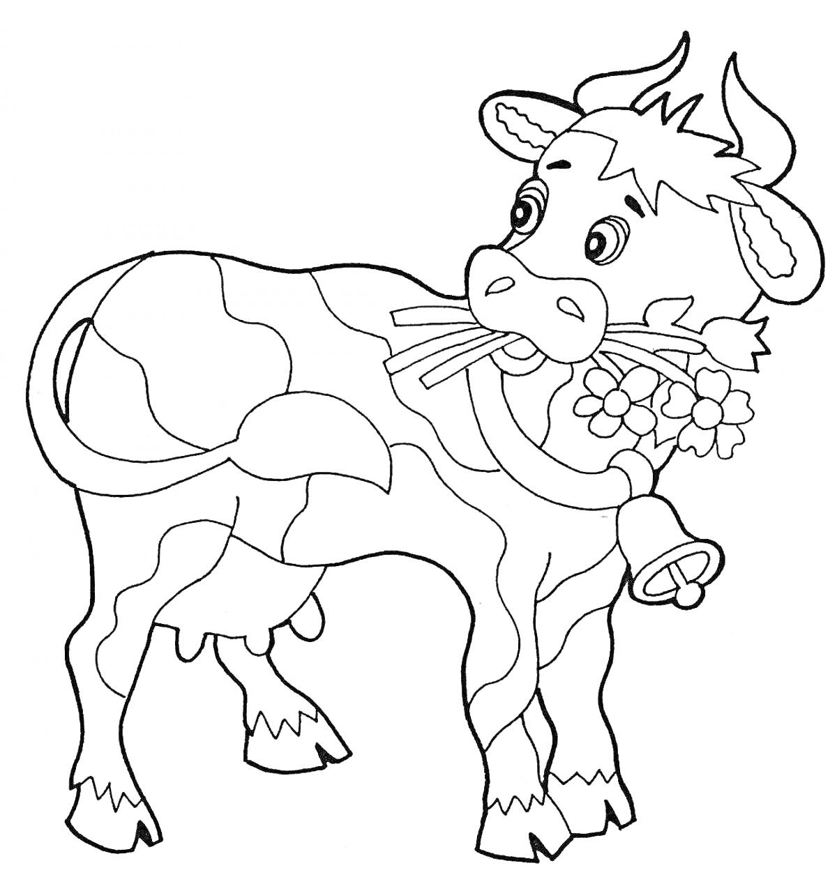 Корова с колокольчиком и цветком на шее, стоящая и смотрящая назад.