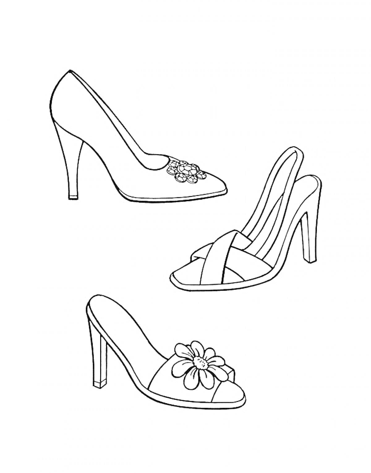 Три пары женских туфель на каблуке с цветочными украшениями: классические туфли на шпильке с цветочным дизайном на носке, босоножки с перекрещивающимися ремешками и цветочным элементом, мюли на каблуке с большим цветком