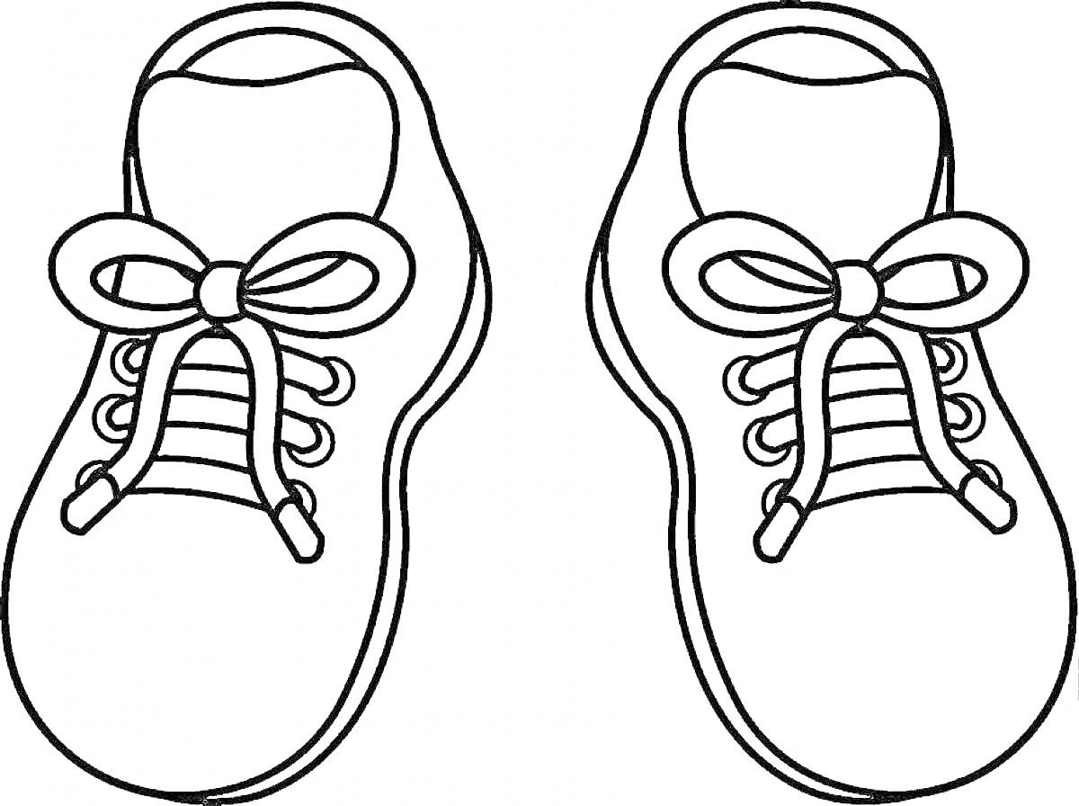 Пара обуви с завязанными шнурками