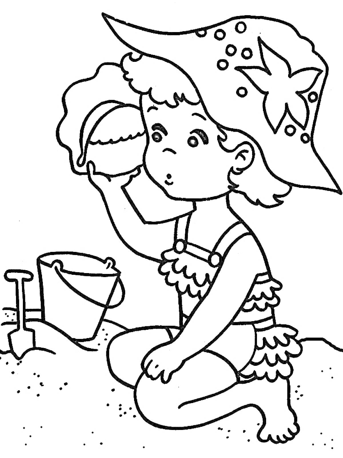 Девочка на пляже в шляпе, с ведерком и лопаткой