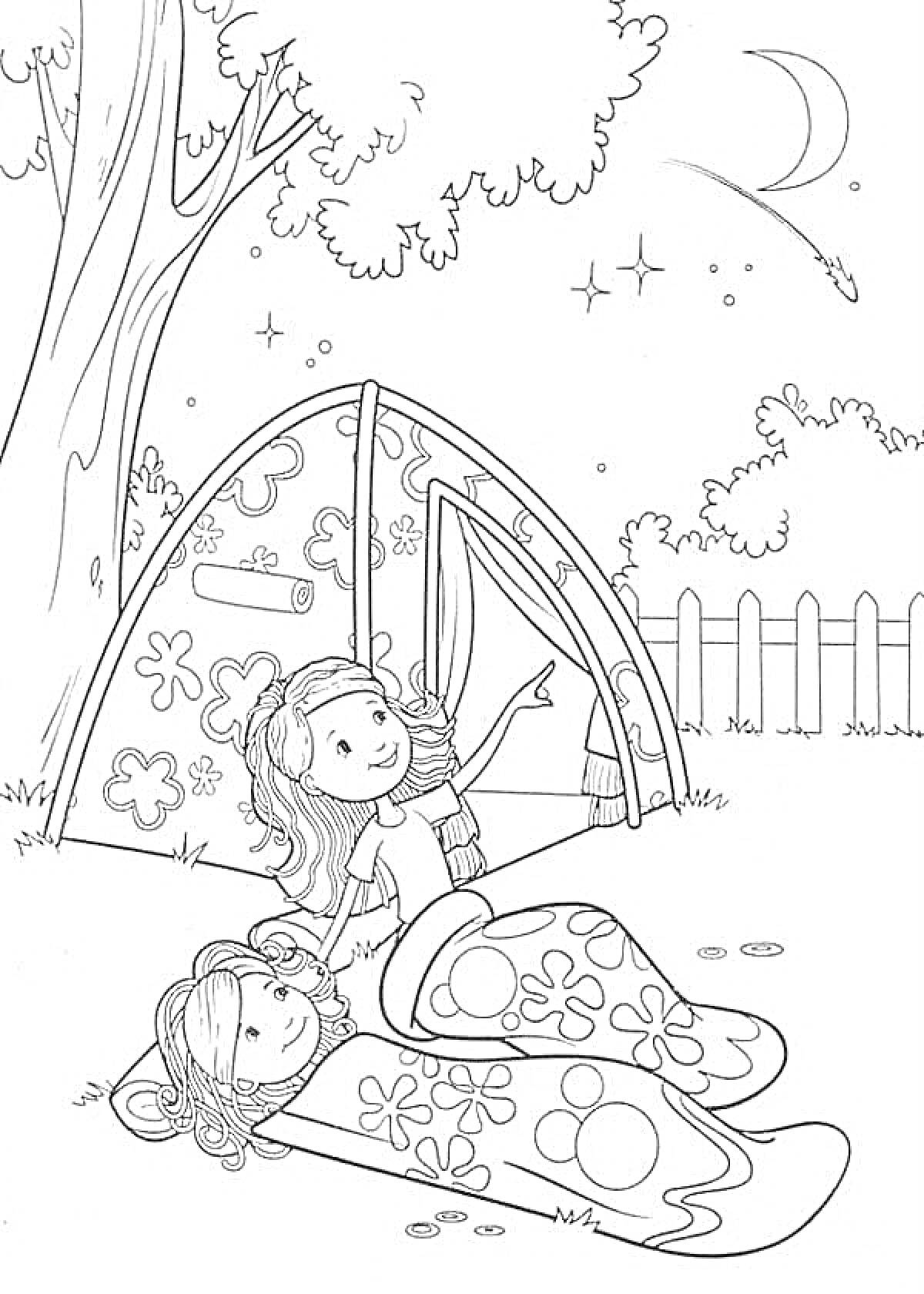 Раскраска Две девочки у палатки под звездами, одна показывает на падающую звезду, обе в спальных мешках, дерево, забор и луна на заднем плане