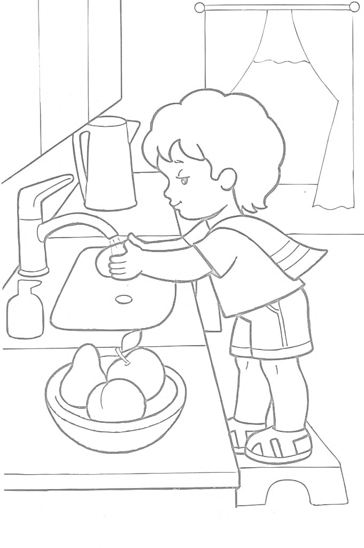 Мальчик моет руки на кухне у раковины, миска с фруктами