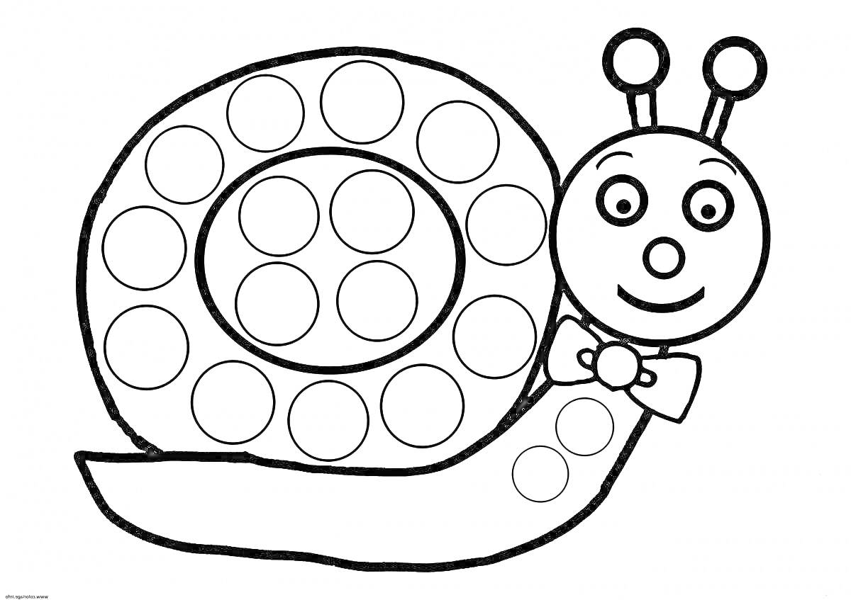 Раскраска Улитка с кругами на панцире, с глазами, антеннами, ртом и галстуком-бабочкой