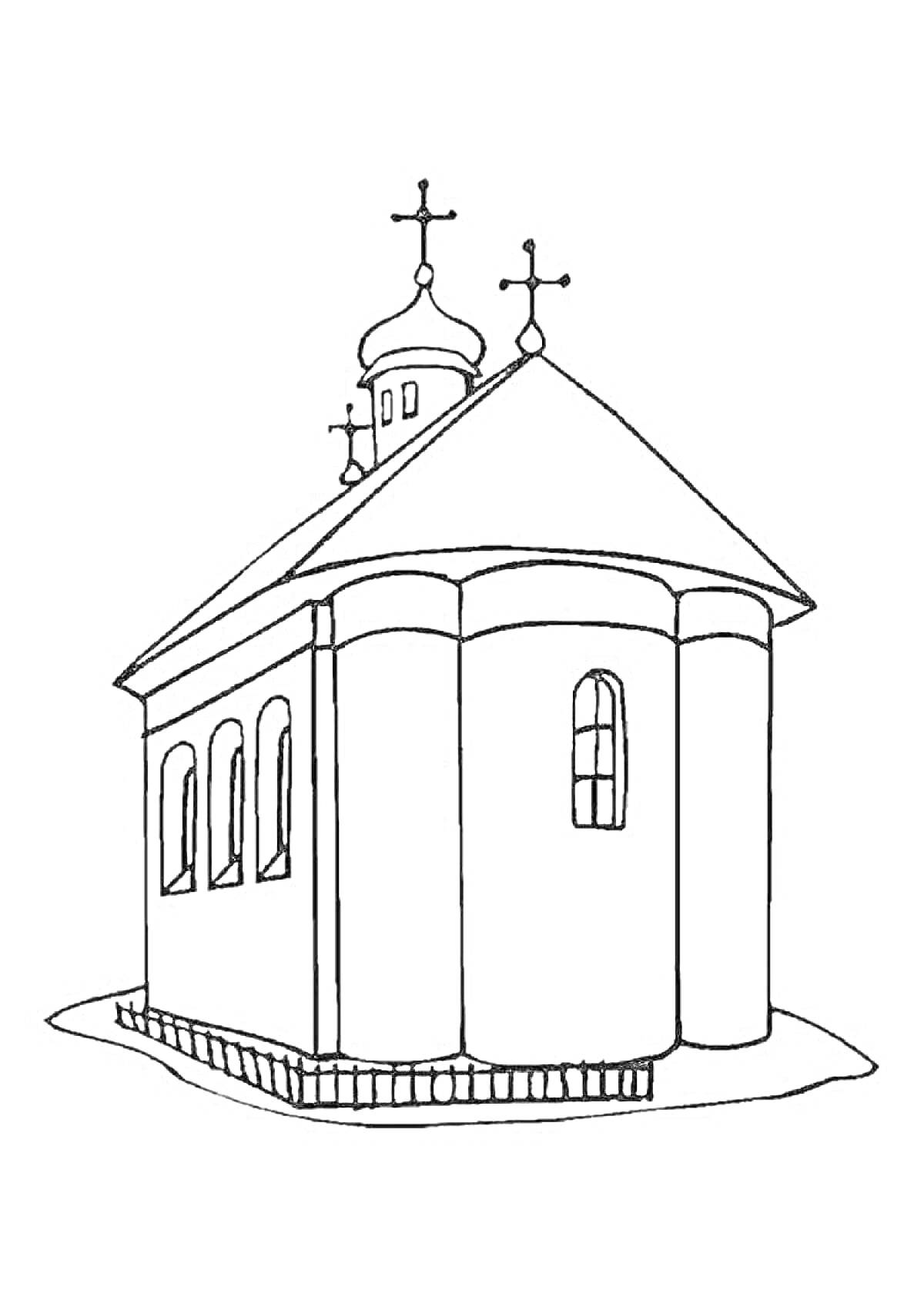 Раскраска храм с тремя куполами и крестами, двумя окнами с одной стороны и одним окном с другой стороны, забором вокруг