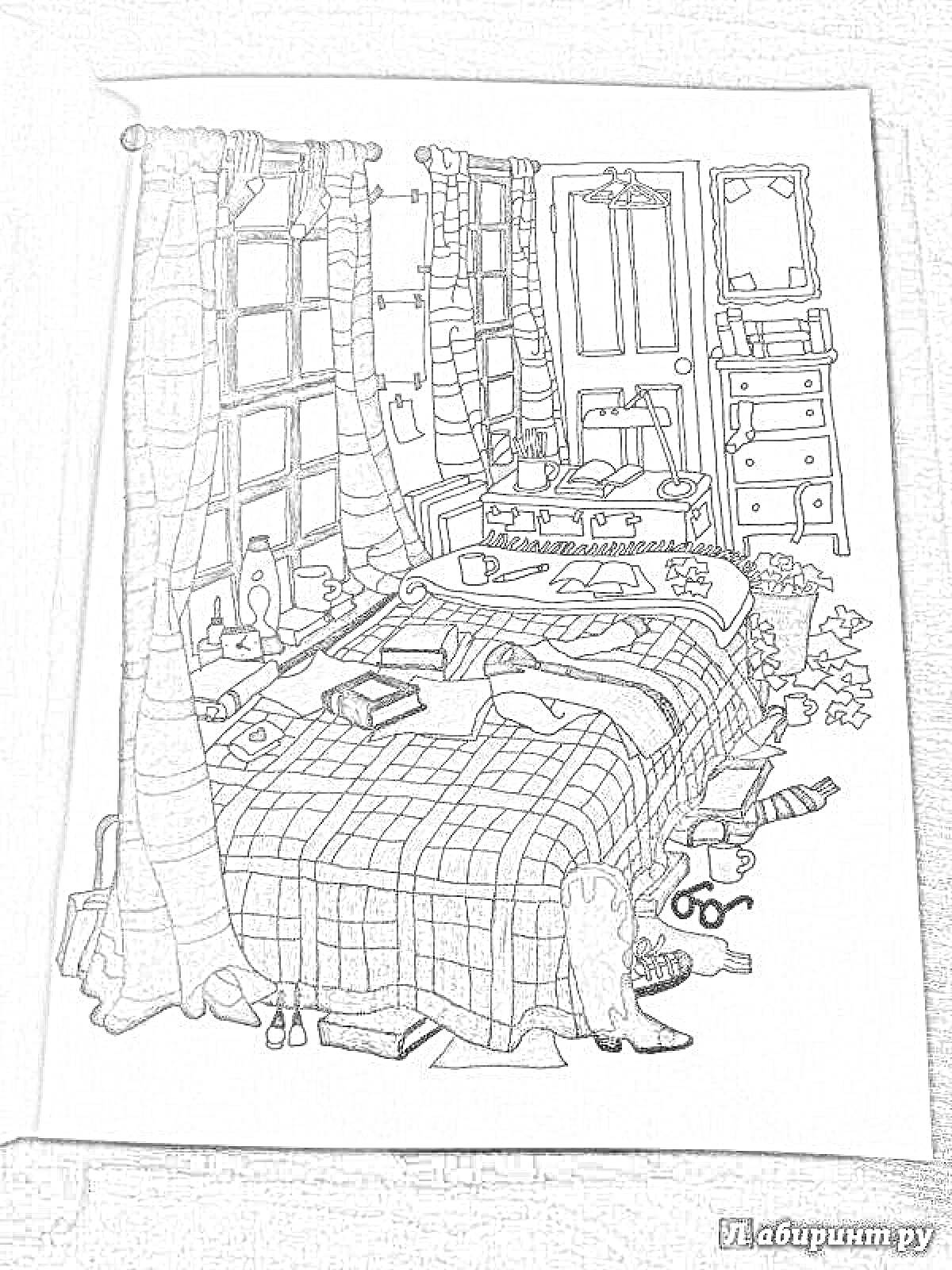 Раскраска Комната с творческим беспорядком: кровать, подушка, одеяло, окно с занавесками, стол, стул, книги, лампа, шкаф с ящиками, зеркало, картины на стене, держатели для книг, свеча, чашка, ножницы, мусорная корзина, одежда, туфли, ковер.