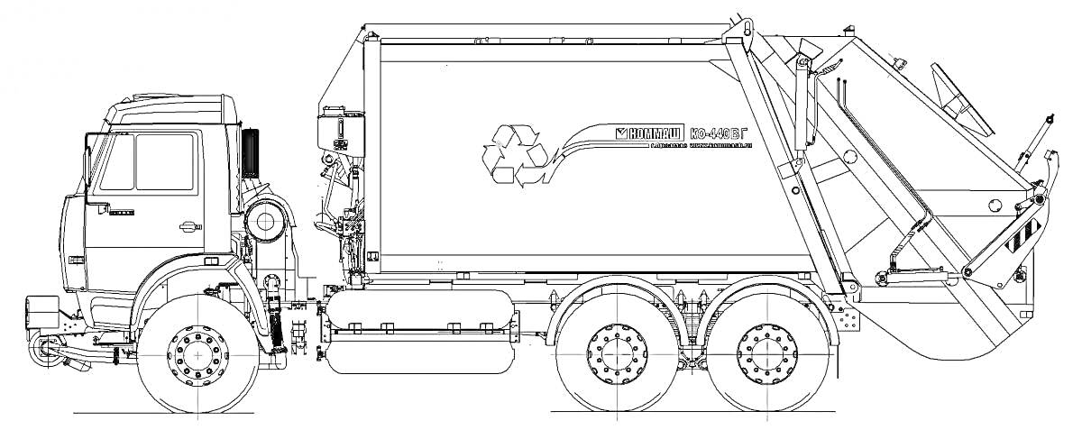 Раскраска Мусоровоз с картинкой переработки на кузове, боковыми цилиндрами, тремя парами колес и системой загрузки мусора сзади
