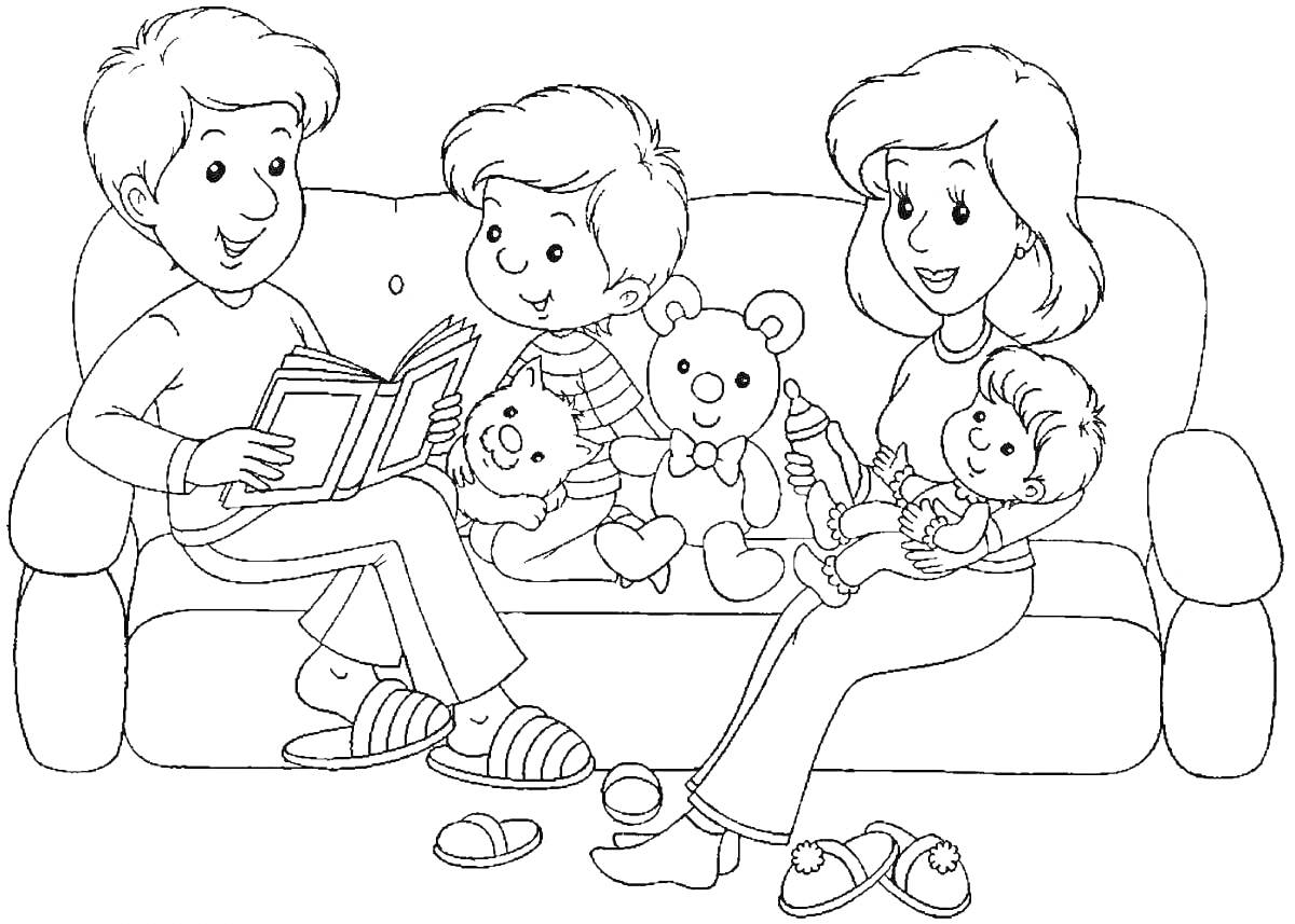 Раскраска Семейный вечер на диване - родители сидят с двумя детьми, читая книгу и держась за игрушки, один из детей держит куклу, другой медвежонка, все сидят на диване, вокруг тапочки.