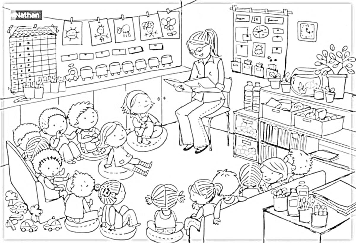 Раскраска Учитель читает книгу детям, сидящим на ковриках в детском саду, классная комната с рисунками на стенах, шкафы с игрушками и аквариумом.