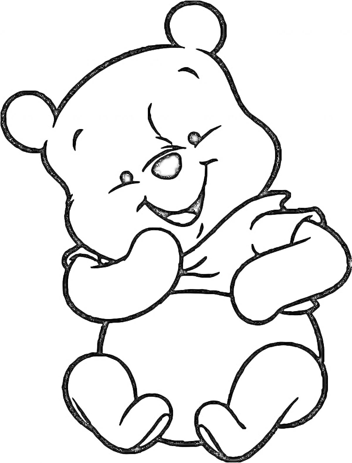 Раскраска Медвежонок с улыбкой, в футболке, с лапами возле рта