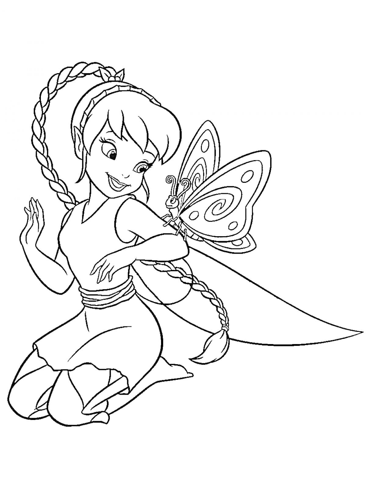 Раскраска Фея Динь-Динь сидит на коленях с косой и крыльями бабочки