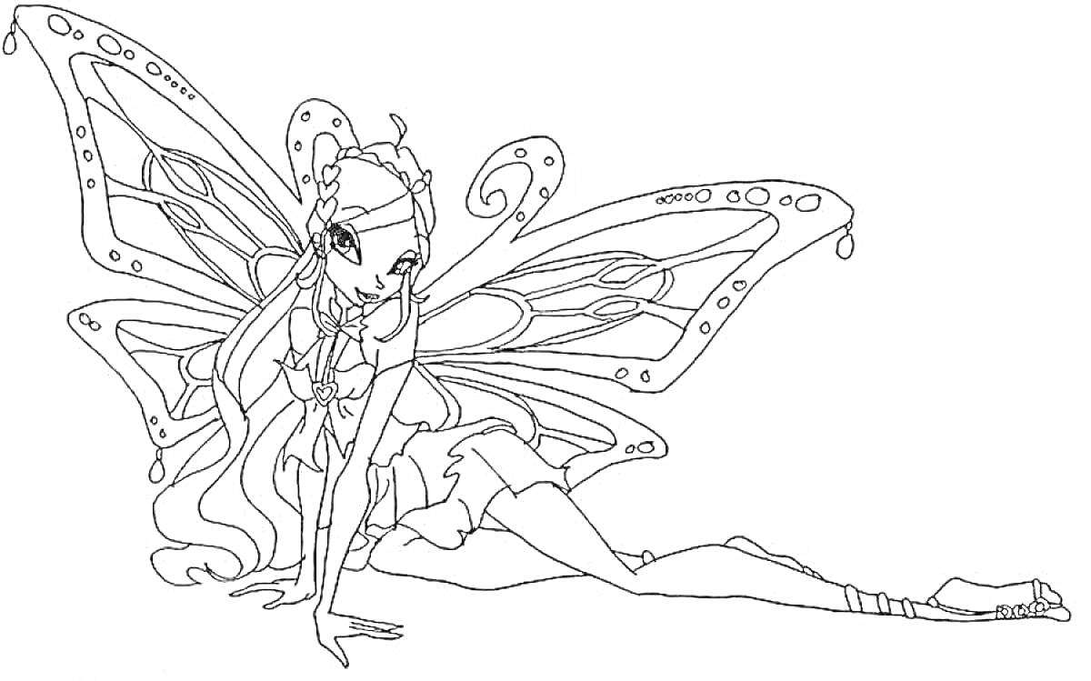 Раскраска Фея с длинными волосами и крыльями, сидящая на земле