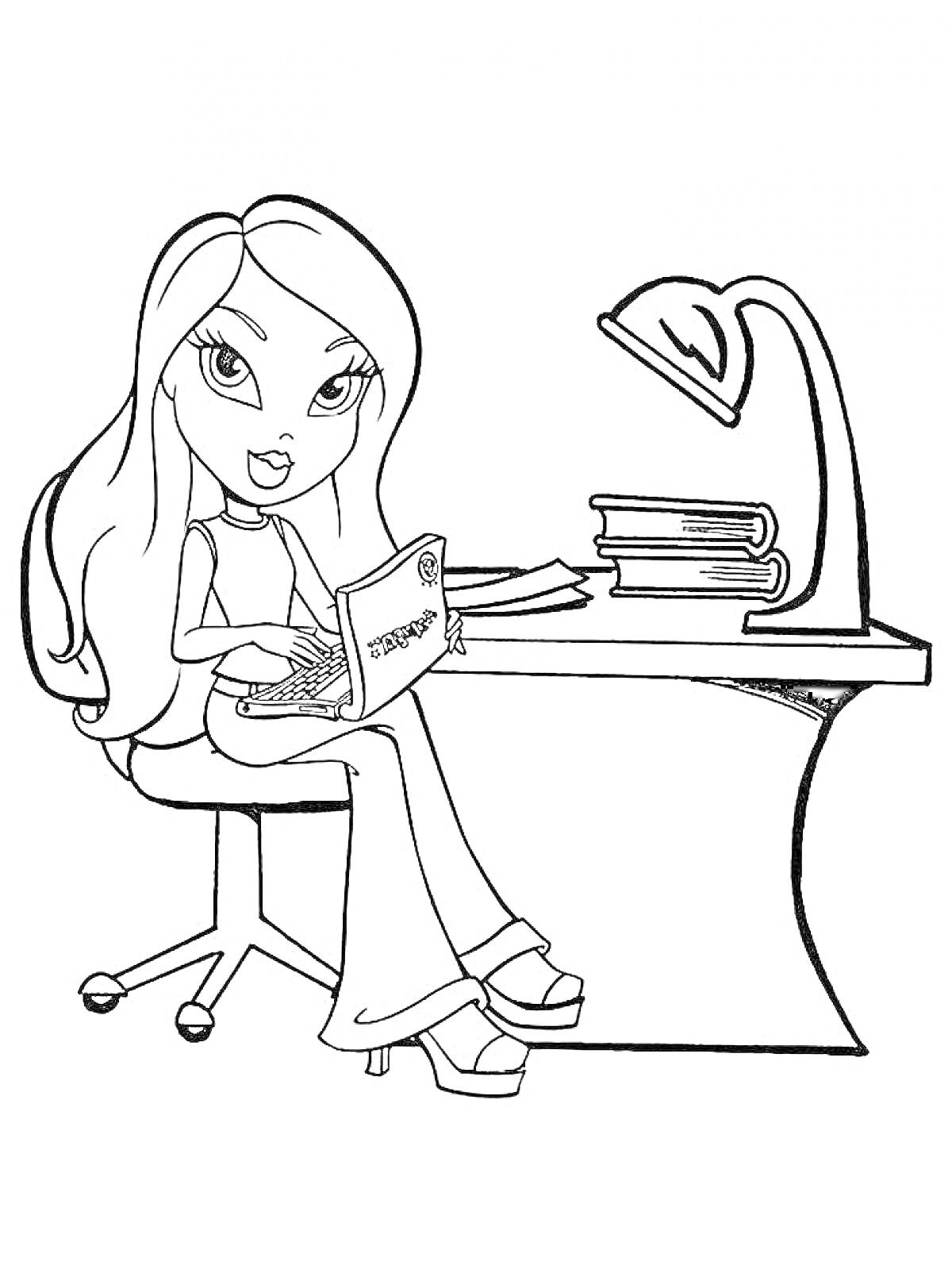 Девушка за рабочим столом с ноутбуком, книгами и лампой