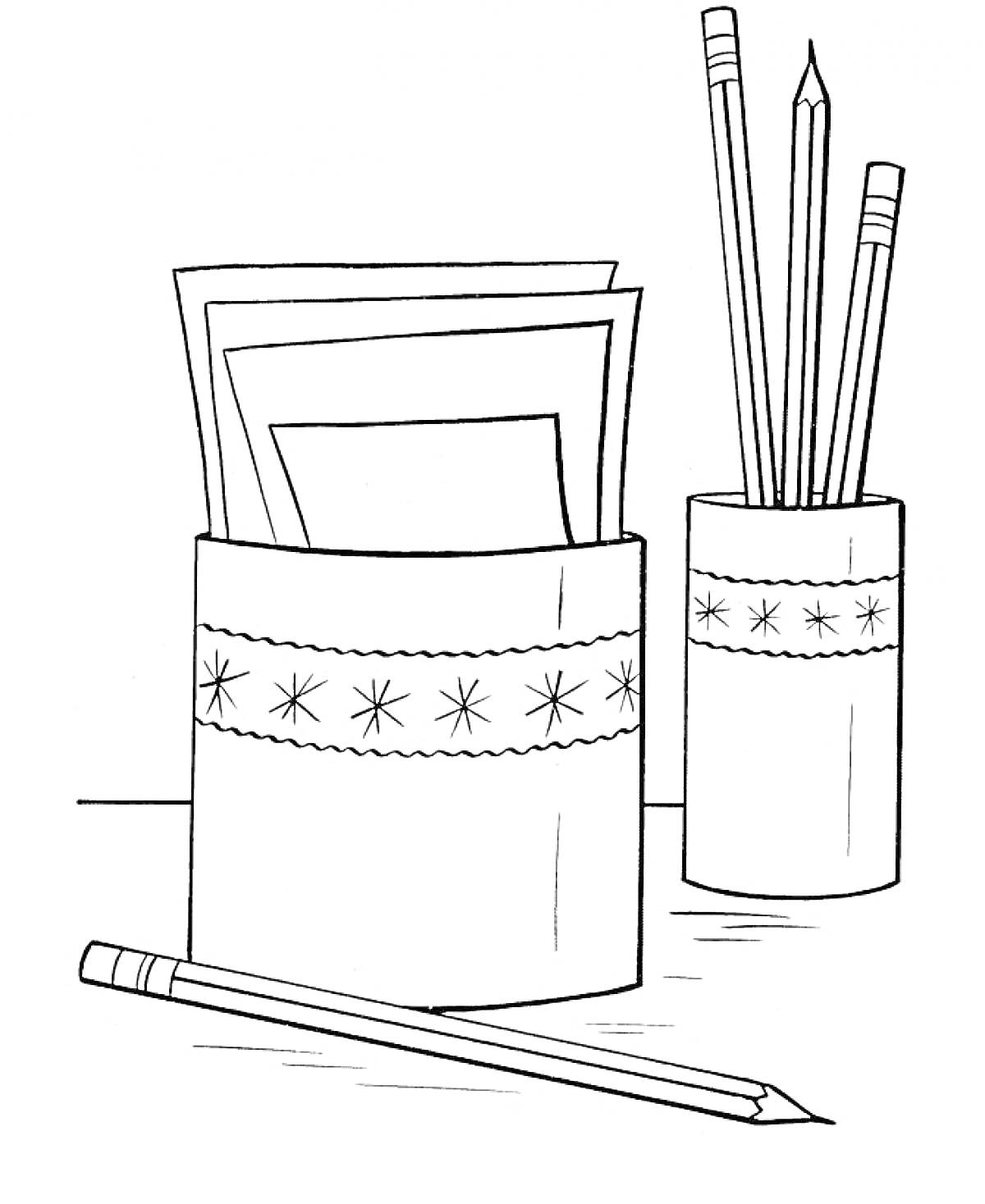 стакан для карандашей и листов бумаги, карандаши, листы бумаги, карандаш на столе