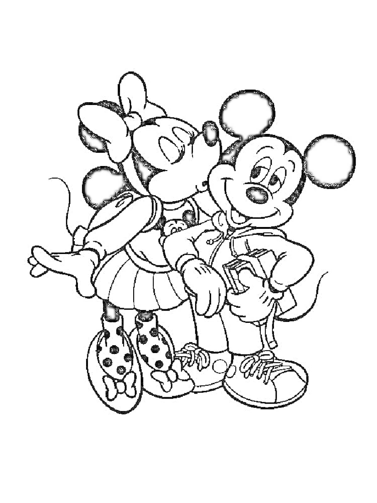 Раскраска Микки Маус и Минни Маус в обнимку, Минни целует Микки и держит его за руку, оба в одежде и обуви, Минни носит бантик и юбку