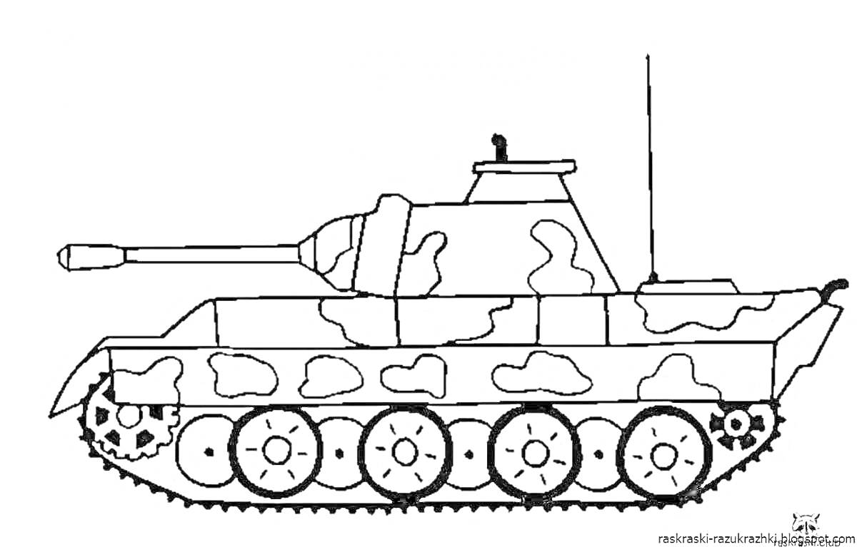 Раскраска Танковый раскрасочный рисунок с камуфляжными пятнами, длинным орудием, барабанными колесами и антенной