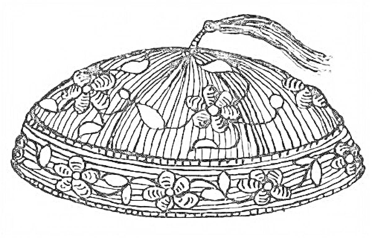 Тюбетейка с узором из цветов и листьев и кисточкой