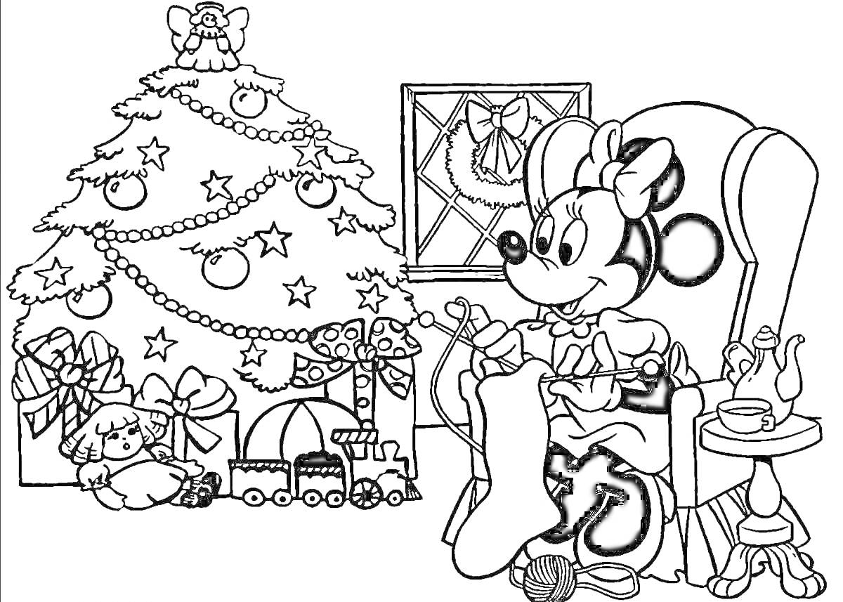 Раскраска Минни Маус сидит в кресле перед украшенной новогодней ёлкой с игрушками, подарками и чайным набором; в окне висит рождественский венок.