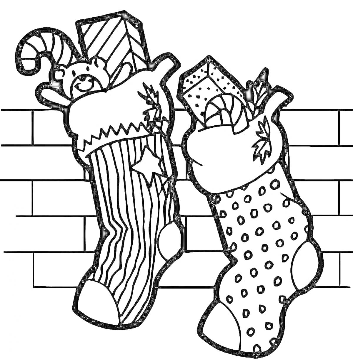 Раскраска Два рождественских чулка, один с мишкой и леденцом, другой с подарком и леденцом, висят на стене из кирпичей