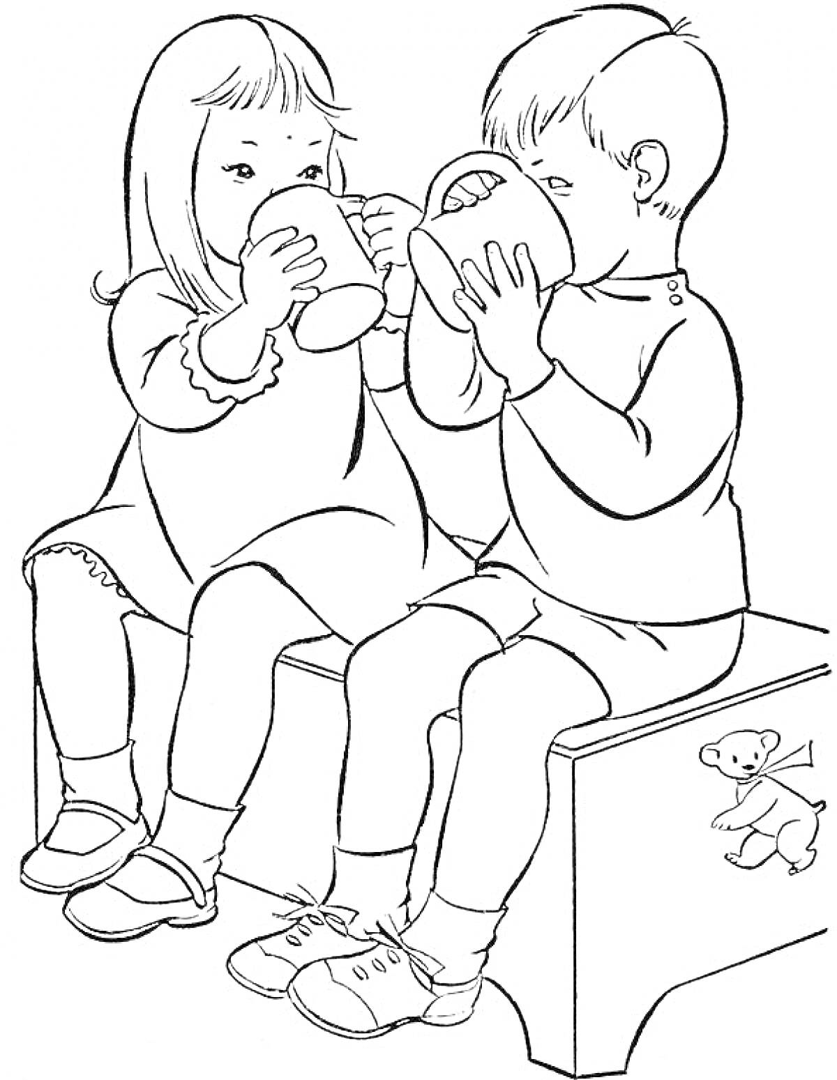 Раскраска Два ребенка пьют из чашек, сидя на скамейке, с игрушкой-медвежонком на заднем плане