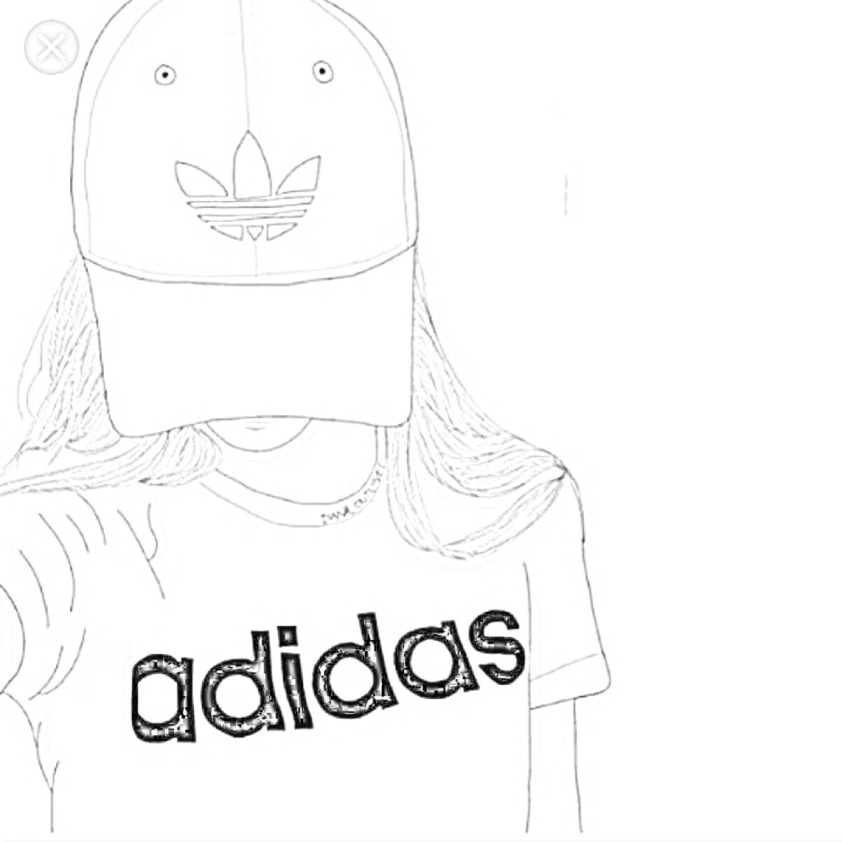 Девушка в кепке Adidas и футболке Adidas.