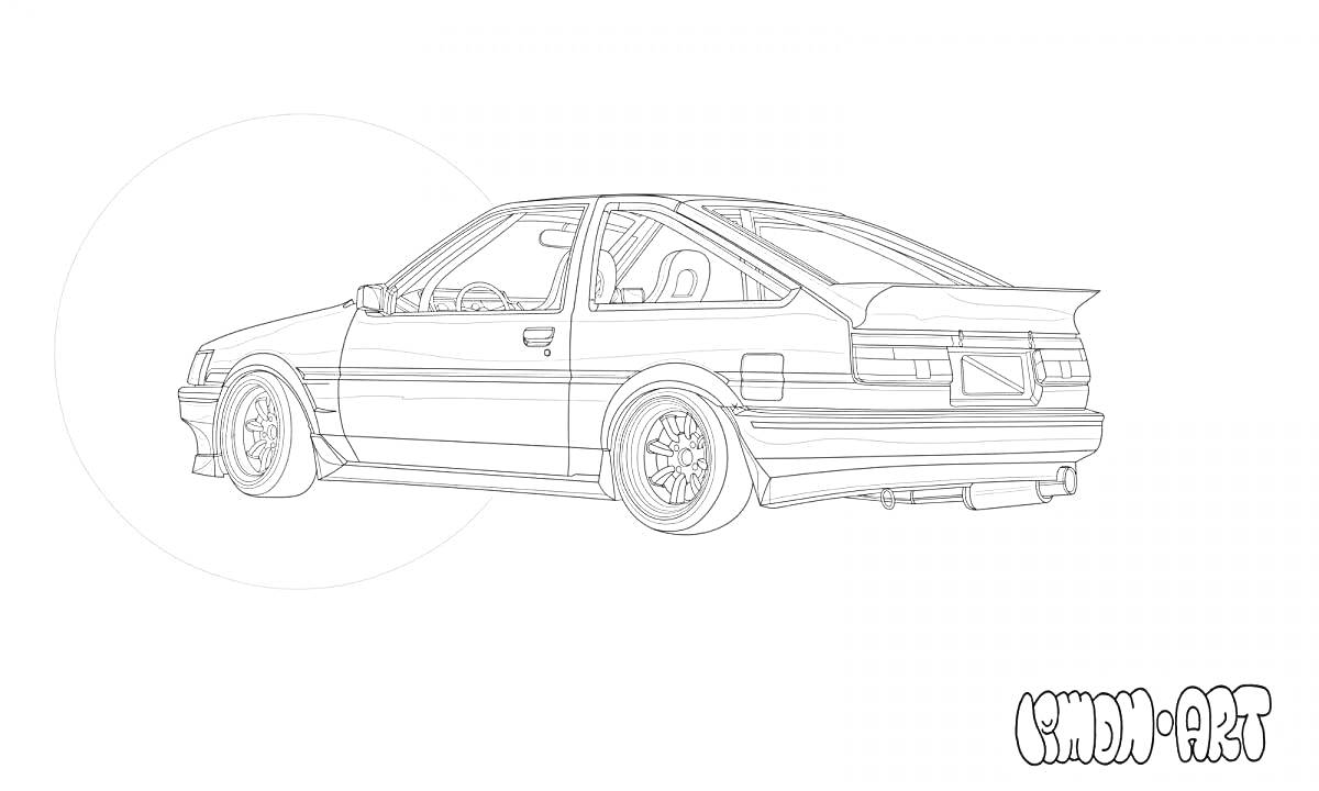 Раскраска Черно-белая контурная раскраска автомобиля Toyota AE86 с задним и боковым видом, показаны детали кузова, колеса, окна, выхлопная труба и задний спойлер, надпись KIMOU-ART в правом нижнем углу.