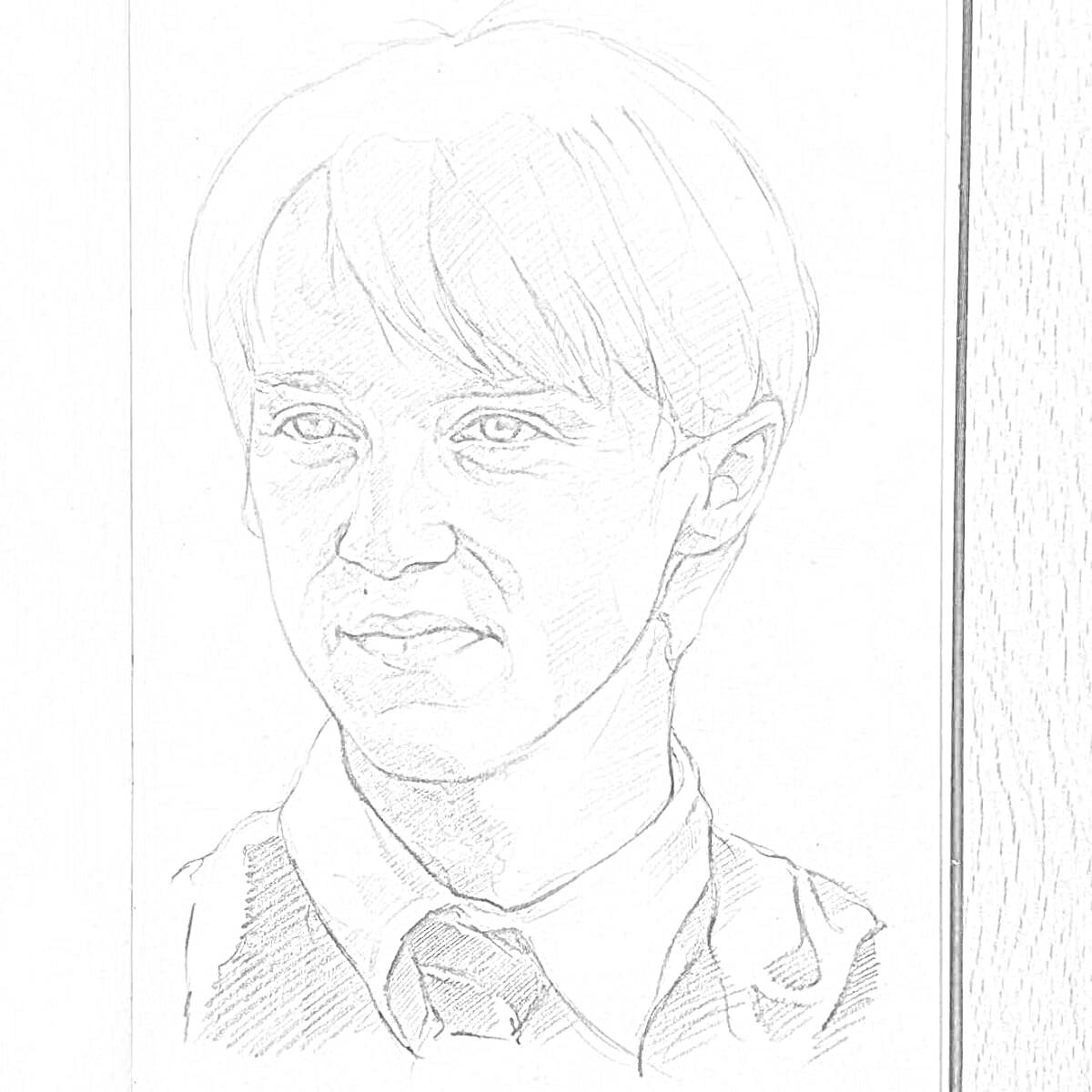 Раскраска Портрет молодого парня с прямыми волосами, одетого в школьную форму с галстуком, на фоне блокнота.