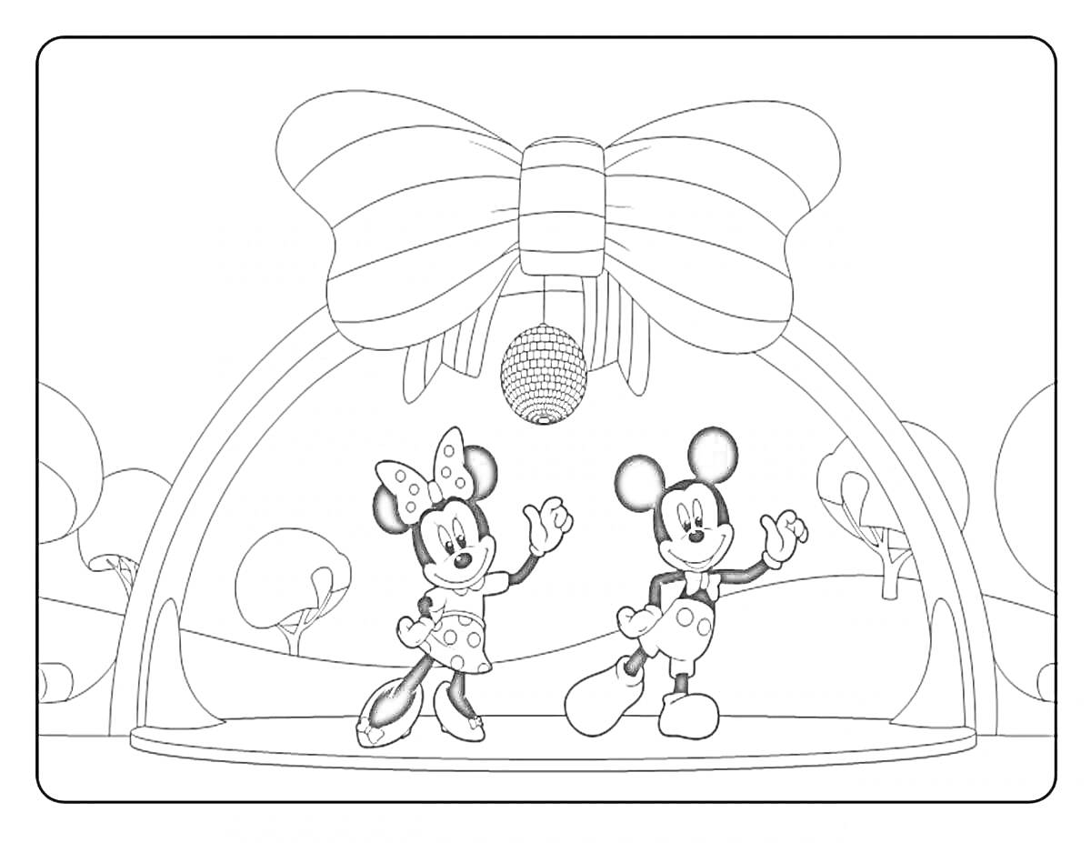 Раскраска Микки Маус и Мини Маус танцуют на сцене с большим бантом и микрофоном