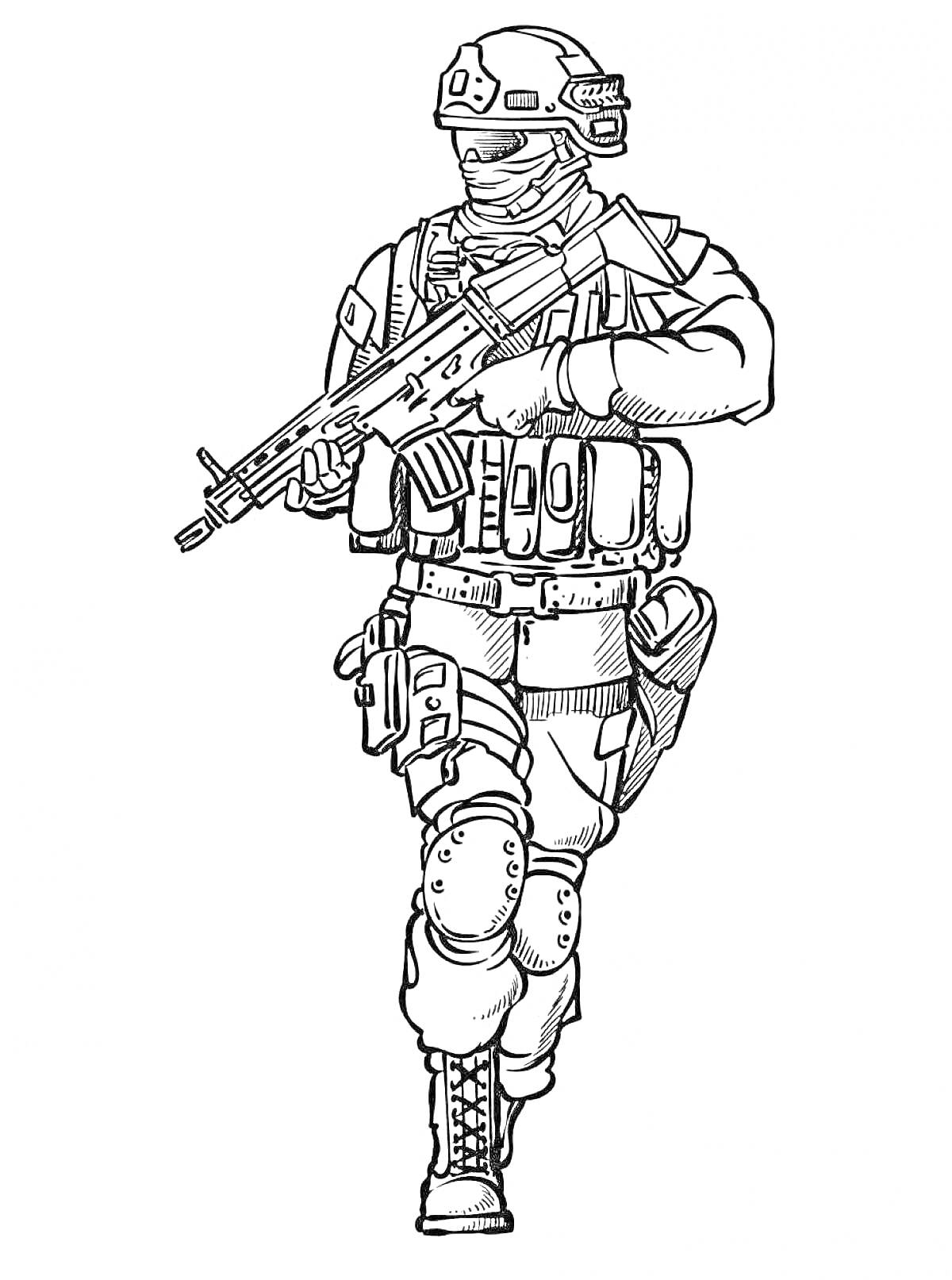 Солдат в экипировке с автоматом, бронежилетом, шлемом и наколенниками