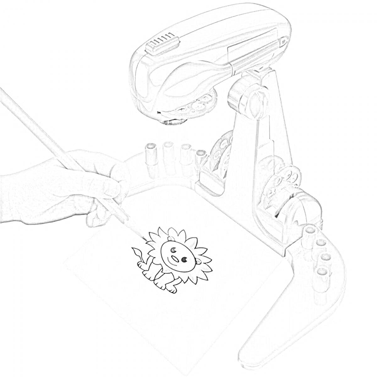 Раскраска Раскраска с использованием проектора для рисования, где изображена рука, проектор, и рисунок львенка на бумаге
