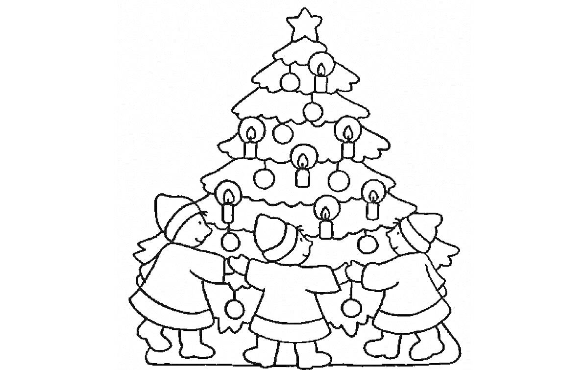 Дети водят хоровод вокруг украшенной елки с игрушками и свечами