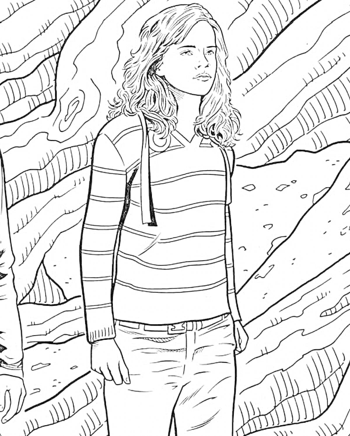 Девушка с длинными волосами, в полосатом свитере, на фоне скал и деревьев