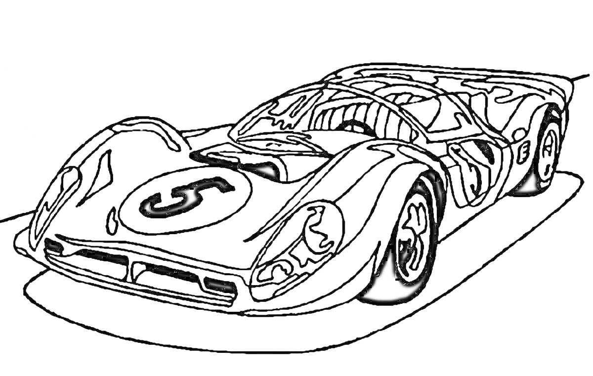 Раскраска Гоночная машина с номером 5 на капоте и детализированным кузовом.